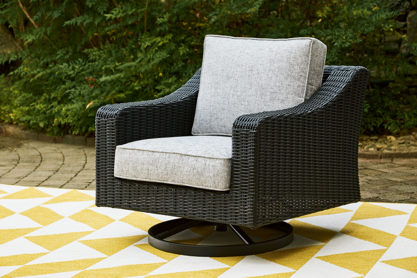 Beachcroft - Swivel Lounge Chair