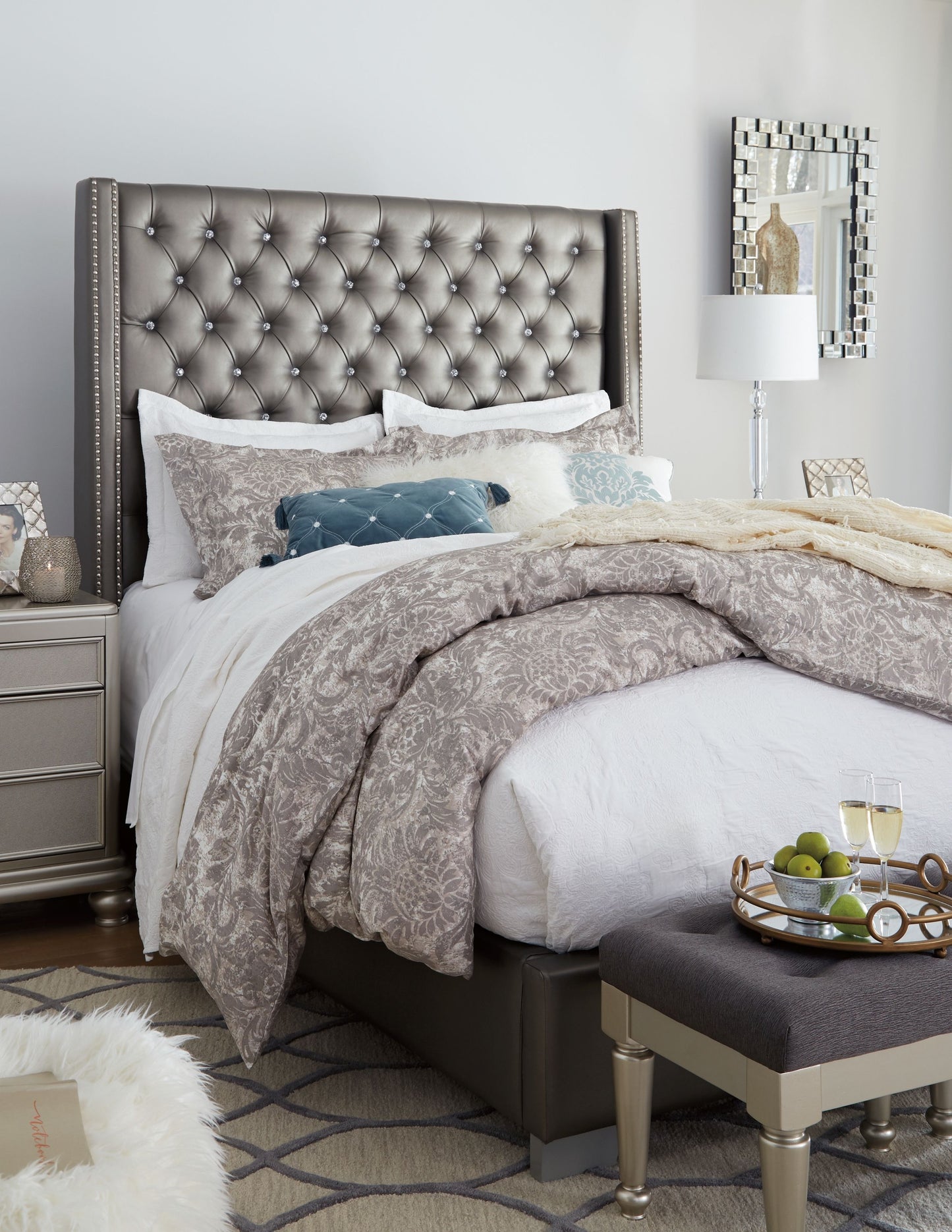 Coralayne - Upholstered Bed