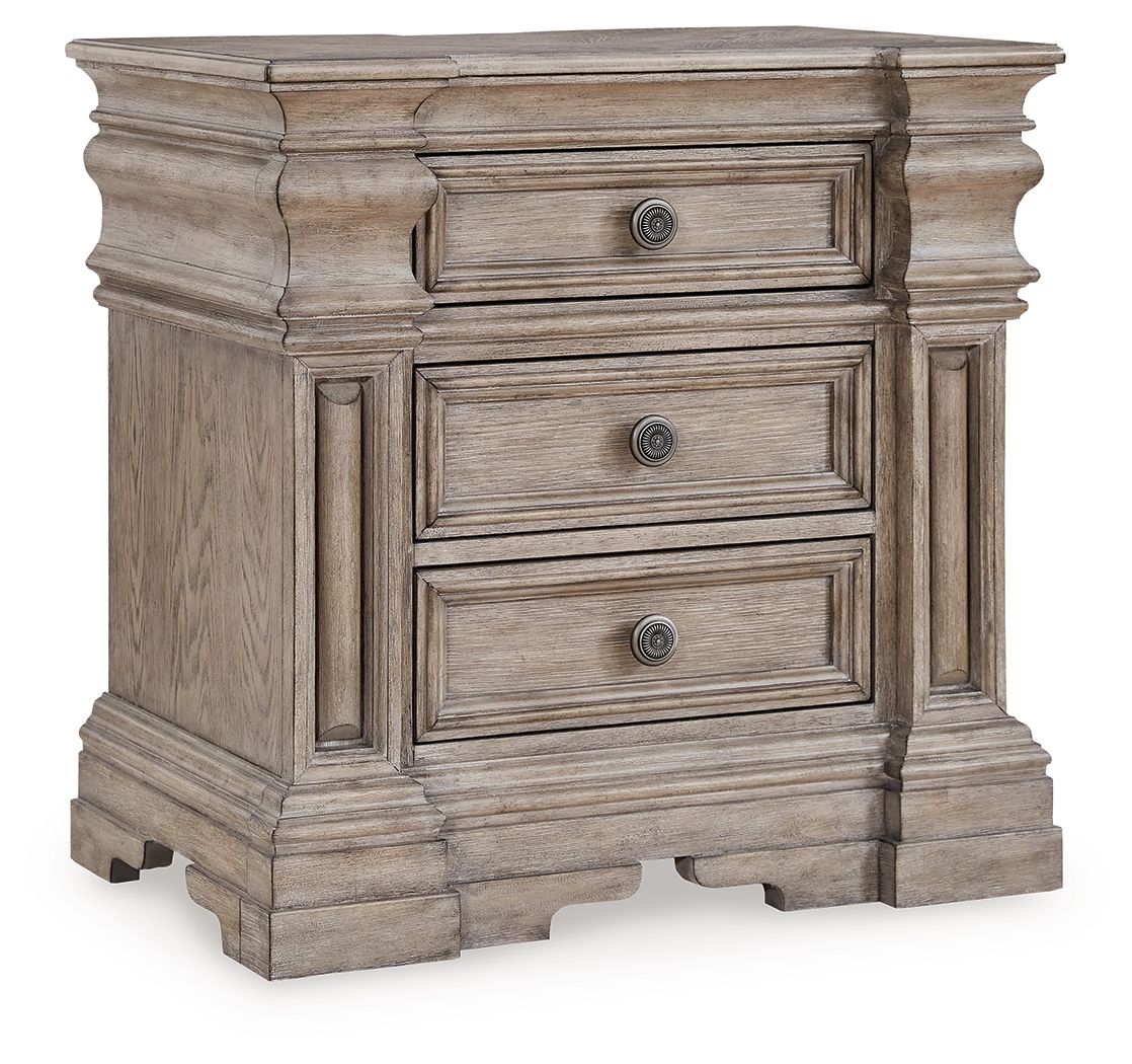 Blairhurst - Light Grayish Brown - 8 Pc. - Dresser, Mirror, Chest, King Panel Bed, 2 Nightstands